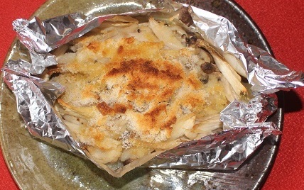 Grilled chicken and mushroom wrapped by tin foil and grilled with bread crumbs on top