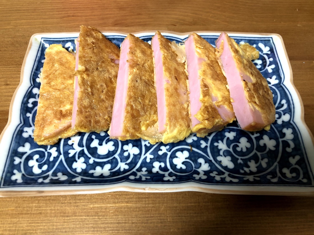 6 pieces ham piccatas in a blue plate.